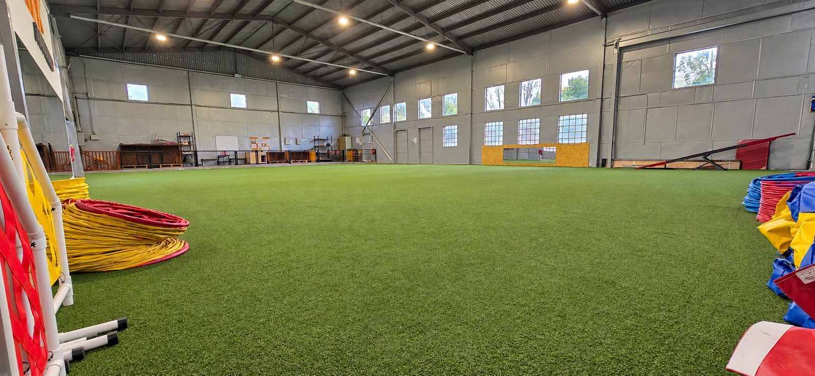 Hala s agility pomôckami pri stene